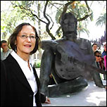 Julia Baird vor Lennon-Statue | Für großes Bild HIER KLICKEN! loading image ...